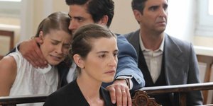 Η Ελένη στη δίκη με τη Δρόσω να κλαίει στην αγκαλιά του Λάμπρου πίσω της σε σκηνή από τη σειρά «Άγριες Μέλισσες»