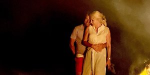 Ελένη Μενεγάκη: Δείτε την να ποζάρει στην αγκαλιά του Μάκη Παντζόπουλου