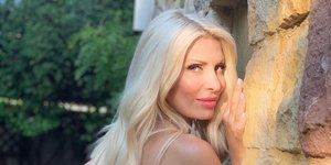 Η Ελένη Μενεγάκη με ροζ φόρεμα