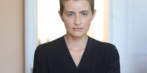 Η Ελένη με χειροπέδες στη δίκη για τις «Άγριες Μέλισσες»