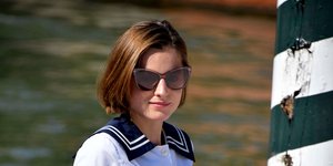 Η Emma Corrin με ναυτικό λουκ