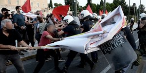 Μικροεπεισόδια και χημικά μπροστά από το μνημείο του Αγνωστου Στρατιώτη -Ενταση μεταξύ αντιεξουσιαστών και ΜΑΤ