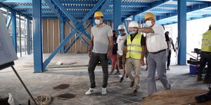 Ο Βασίλης Κικίλιας επιβλέπει τις εργασίες στο νοσοκομείο «Σωτηρία»