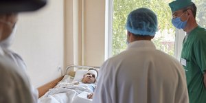 H επίσκεψη του Ζελένσκι στον επιζώντα της τραγωδίας