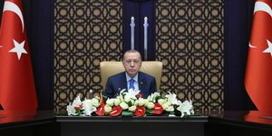 Ο Ρετζέπ Ταγίπ Ερντογάν καθιστός