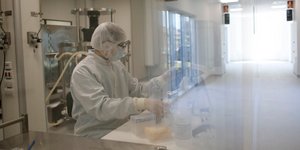 Επιστήμονας σε εργαστήριο έρευνας για τον κορωνοϊό