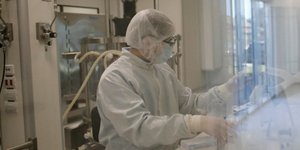 Επιστήμονας σε εργαστήριο έρευνας για τον κορωνοϊό