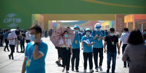 Εθελοντές σε έκθεση στην Κίνα με μάσκες