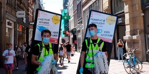 Εθελοντές προσφέρουν μάσκες προστασίας από τον κορωνοϊό στην Ολλανδία
