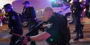 Αστυνομικός στο Λούιβιλ με όπλο στο χέρι