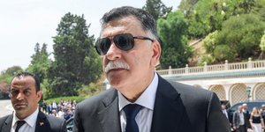 Ο Φαγιέζ Αλ Σάρατζ με γυαλιά ηλίου