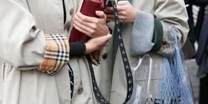 Δύο fashionistas στο δρόμο με καπαρντίνες 