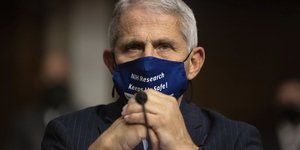 Δρ Αντονι Φαούτσι με μασκα 