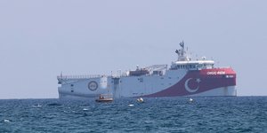 Το πρωτοσέλιδο της Figaro και το Oruc Reis