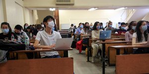 Φοιτητές με μάσκα σε αίθουσα γαλλικού Πανεπιστημίου