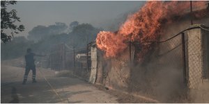 Ανεξέλεγκτη η φωτιά: Πνίγεται στους καπνούς η Ανάβυσσος, καίγονται σπίτια, εκκενώνονται οικισμοί