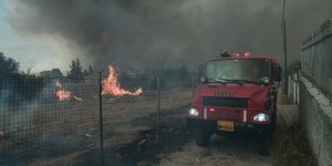 Κερατέα: Σε ύφεση η φωτιά, ολονύχτια επαγρύπνηση για αναζωπύρωση -Πού θα μείνουν όσοι εγκατέλειψαν τα σπίτια τους