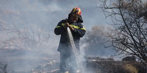 φωτιά στον Βύρωνα πυροσβέστης