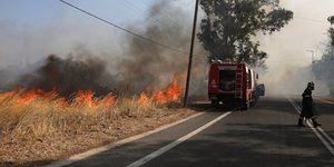 Πυροσβεστικό στην φωτιά στον δήμο Σαρωνικού