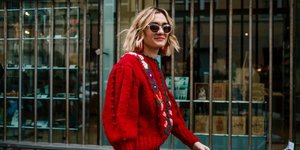 γυναίκα με πουλόβερ και γυαλιά στην εβδομάδα μόδας