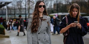 Γυναίκα με γυαλιά ηλίου και σακάκι