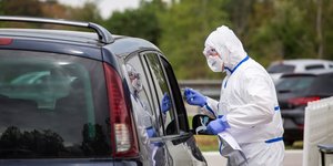 Ανδρας με στολή κάνει τεστ για κορωνοϊό