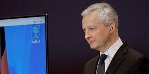 Ο Γάλλος υπουργός Οικονομικών Μπρούνο Λε Μερ, με μαύρο κουστούμι και μαύρη γραβάτα