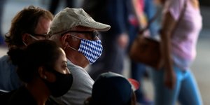 Ανδρας με μάσκα