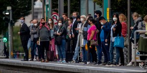 Με μάσκες οι πολίτες λόγω της πανδημίας στα ΜΜΜ