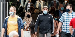 Πεζοί με μάσκες στην Γερμανία