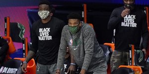 O Γιάννης Αντετοκούνμπο με μάσκα στον πάγκο του Μιλγουόκι μαζί με τον Θανάση