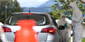 Γιατροί κάνουν τεστ κορωνοϊού σε οδηγό