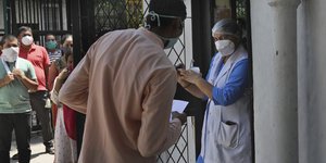 γιατροι και πολιτες με μασκες