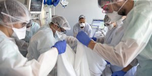 γιατροι κοιτουν κατω απο σεντονι