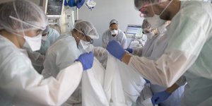 Γιατροί με στολή και μάσκα ενάντια στον κορωνοϊό