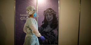 Γιατρός περπατά σε νοσοκομείο της Αργεντινής