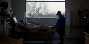 Γιατρός επιβλέπει ασθενή σε νοσοκομείο στην Αργεντινή