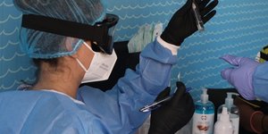 γιατρος ελεγχει μπουκαλακι 