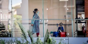 Γιατρός περπατάει σε κλινική
