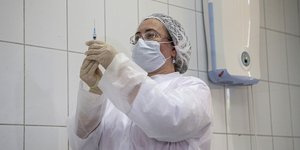 γιατρος κραταει εμβολιο