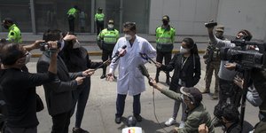 γιατρος μιλα σε δημοσιογραφους 