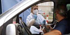 Γιατρός κάνει τεστ σε οδηγό στην Ιταλία