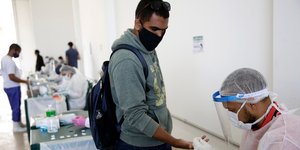 Γιατρός εξετάζει ασθενή στην Βραζιλία