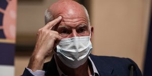Γιώργος Παπανδρέου σκεφτικός με μασκα