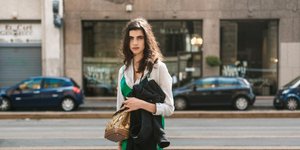 γυναίκα με φόρεμα στην εβδομάδα μόδας