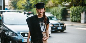 γυναίκα με στιλάτο ντύσιμο