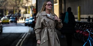 γυναίκα με καμπαρντίνα στην εβδομάδα μόδας