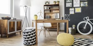 σαλόνι με ξύλινο τραπέζι