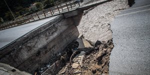 γκρεμισμενη γεφυρα