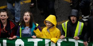 Η Γκρέτα Τούνμπεργκ με αδιάβροχο σε διαμαρτυρία για τον κλίμα στο Λονδίνο τον περασμένο Φεβρουάριο
